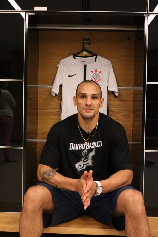 Alex posou no vestiário da Arena Corinthians