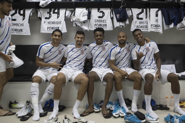 Atletas aguardam início do jogo contra o Vasco, em São Januário