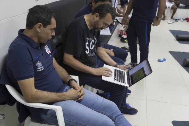 Carille no vestiário de São Januário para partida contra o Vasco