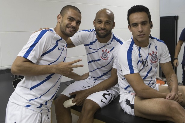 Clayton, Fellpe Bastos e Jadson antes do jogo contra o Vasco, no Rio de Janeiro