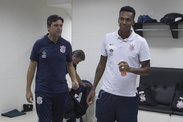 Cuca e Jô no vestiário antes do jogo contra o Vasco
