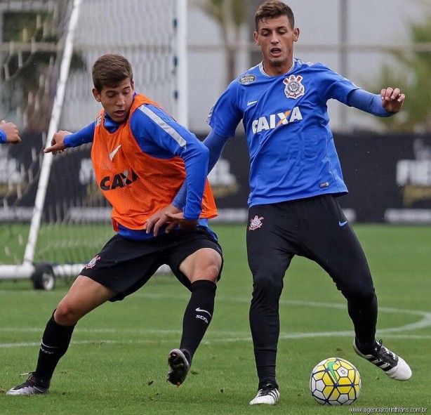 Garoto marca Marciel durante treino no CT Joaquim Grava