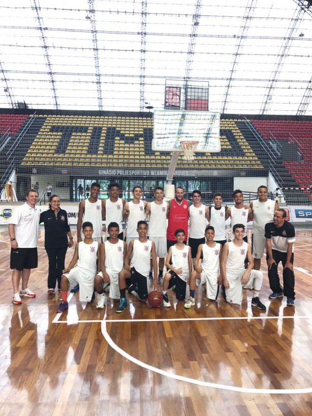 Huertas ao lado de jovens atletas do basquete do Corinthians