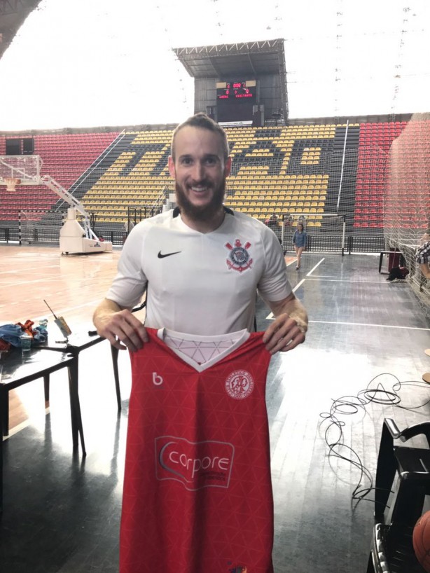 Marcelinho posa com uniformes de Corinthians e Paulistano