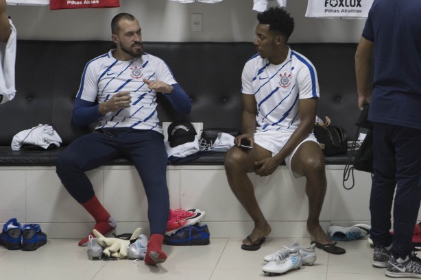 Walter e Moisés no vestiário antes do jogo contra o Vasco