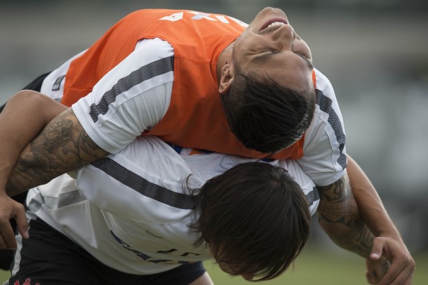 Paraguaio e peruano fazendo exercícios juntos no treino