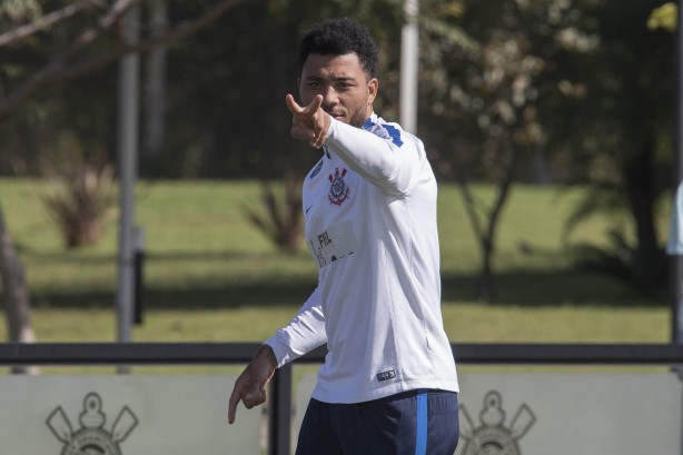 Depois de ficar na academia no treino da última sexta, Kazim foi aos gramados do CT