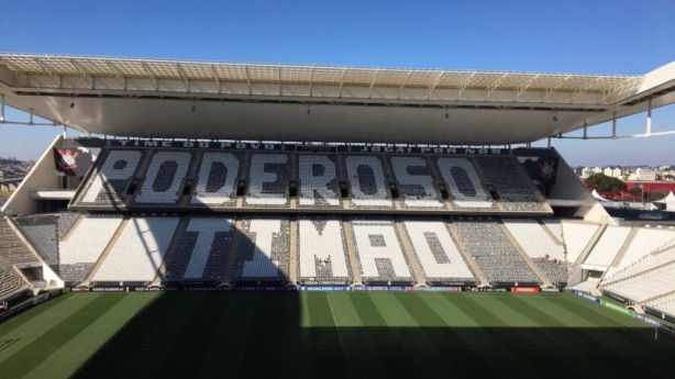 Funcionários já montaram mosaico na Arena neste sábado