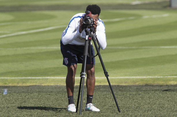 O jogador brincou com as cmeras durante o treinamento