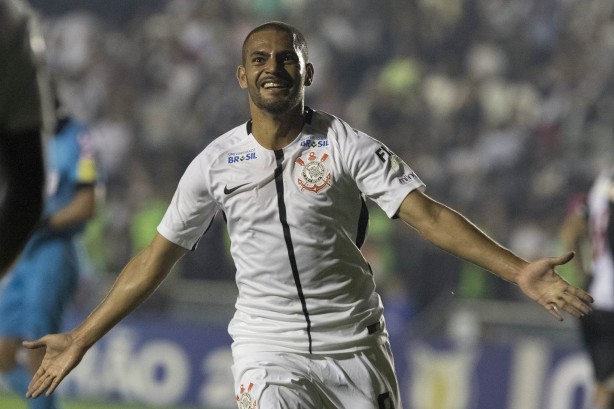 Clayton corre para o abraço após marcar contra o Vasco, em São Januário