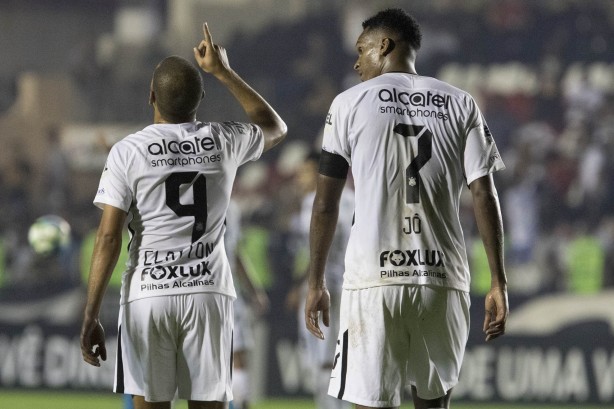 Clayton e Jô marcaram gols contra o Vasco, no Rio de Janeiro