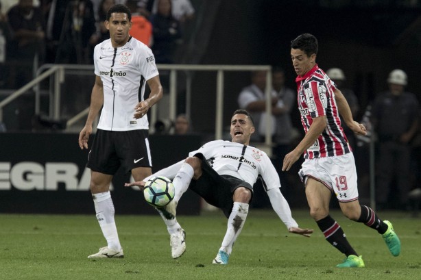 Gabriel sofreu muitas faltas durante a partida contra o São Paulo, pelo Brasileirão
