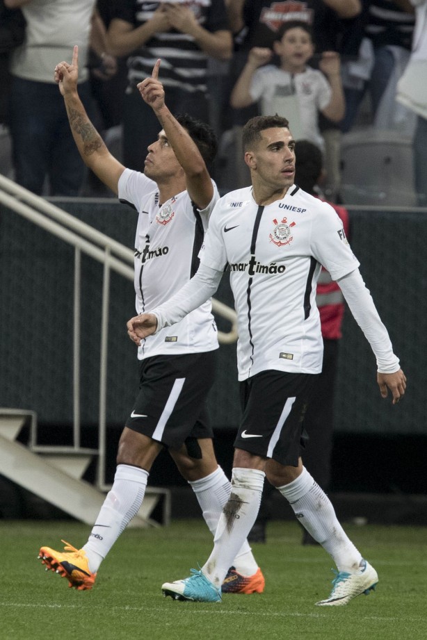 Jadson, de pênalti, marcou o terceiro gol do Timão contra o São Paulo, na Arena
