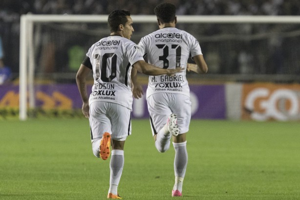 Jadson e Marquinhos Gabriel comemorando o gol do camisa 31, contra o Vasco