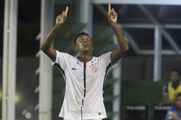 Jô marcou mais um gol contra o Vasco, em São Januário