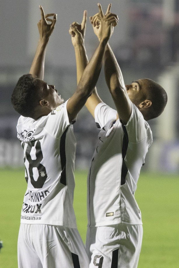 Jogadores comemorando gol de Clayton contra o Vasco