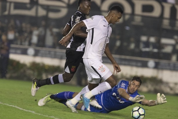 O atacante Jô marcando mais um gol no Vasco, pelo Brasileirão