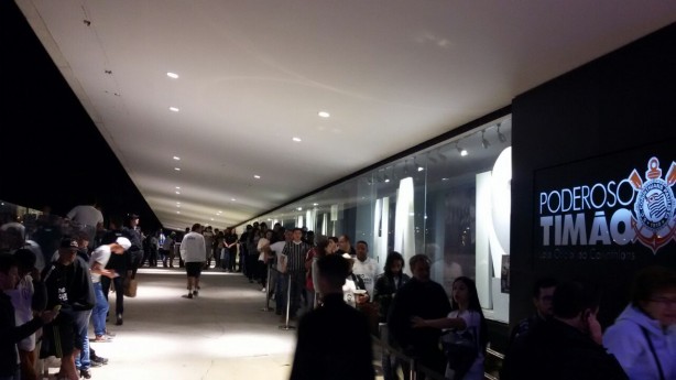 Torcedores na fila para entrar na loja da Arena Corinthians