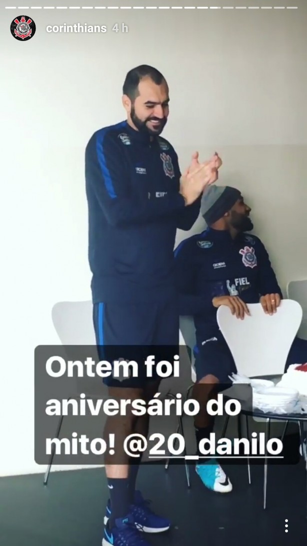 Danilo comemorou aniversrio com companheiros de equipe nesta segunda