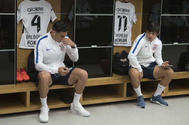 Balbuena e Romero antes do jogo contra o São Paulo, na Arena