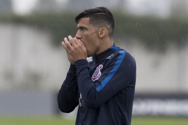 Balbuena no treino da fria tarde de terça-feira, no CT