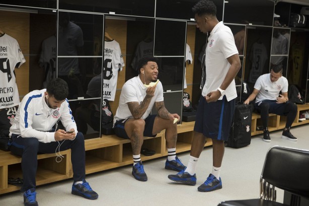 Camacho, Kazim e o restante do elenco no vestiário antes do jogo contra o São Paulo