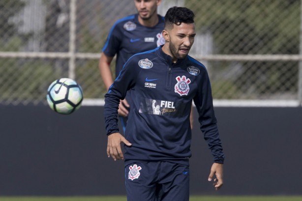 Clayson treina na manhã dessa segunda-feira