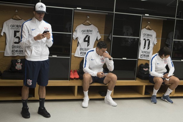 Gabriel, Balbuena e Romero no vestiário da Arena antes do jogo contra o São Paulo