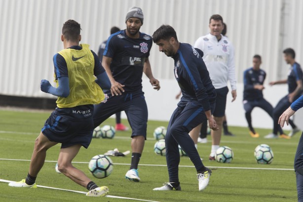 Jogadores treinaram na manhã de segunda-feira