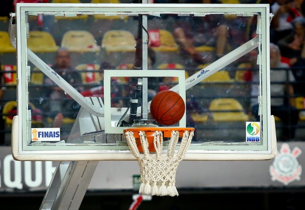 Linda imagem da cesta na final da NBB de basquete