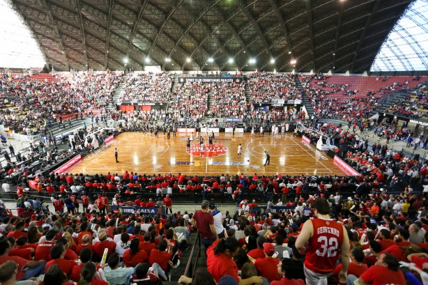Linda imagem do ginásio no Parque Sâo Jorge, palco do quarto jogo da final da NBB