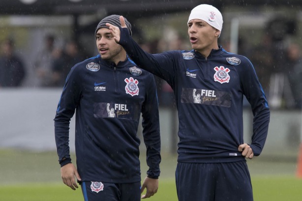 Maycon e Guilherme Arana enfrentaram chuva no treino dessa terça-feira