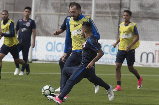 Olha o Walter disputando a bola com o Clayson