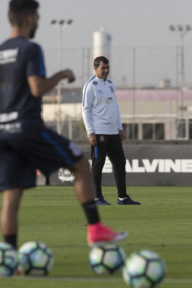 Nos gramados, o técnico Fábio Carille comandou parte do treinamento
