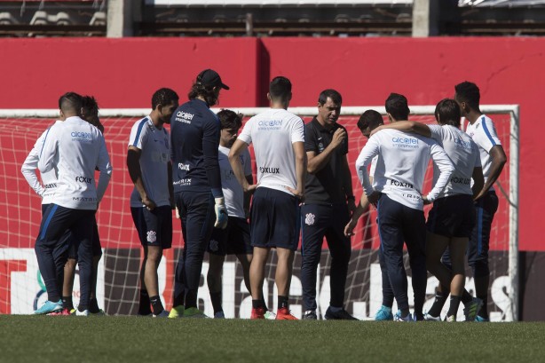 Fábio Carille passou as últimas instruções para o time alvinegro