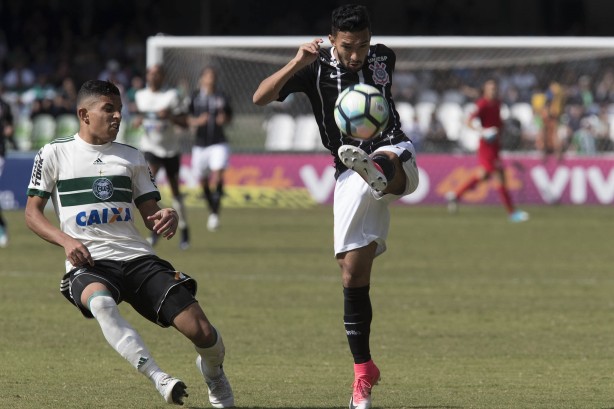 Clayson entrou no lugar de Marquinhos Gabriel, que saiu lesionado