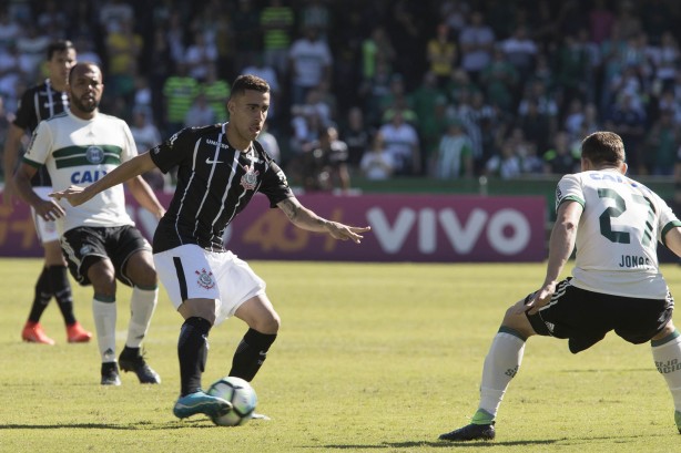 Gabriel atuando diante o Coritiba, fora de casa, pelo Brasileirão