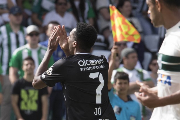Jô lamenta gol mal anulado no finzinho do segundo tempo contra o Coritiba