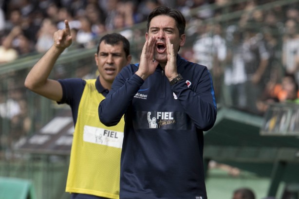 Leandro da Silva, o Cuca, auxiliando Carille no jogo contra o Coritiba, pelo Brasileirão