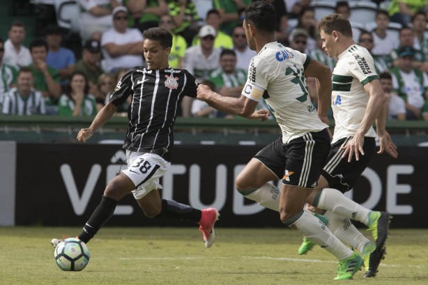 Pedrinho entrou no segundo tempo do duelo contra o Coritiba no Couto Pereira