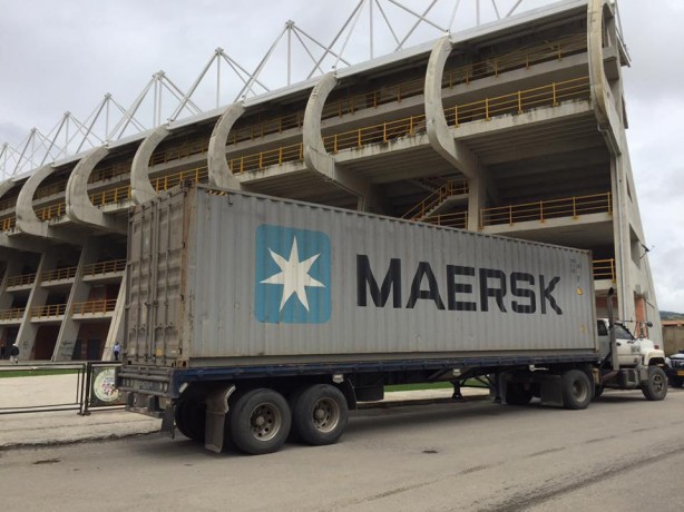 Caminhão com material da nova iluminação na porta do estádio do Patriotas