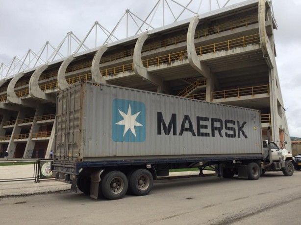 Caminho com material da nova iluminao na porta do estdio do Patriotas