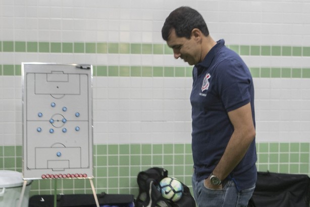 Antes de enfrentar o Coritiba, Carille caminha pelo vestiário do Couto Pereira