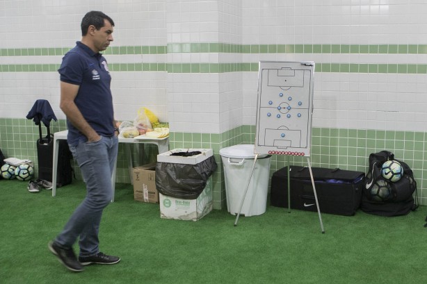 Carille aguarda no vestiário do Couto Pereira o início da partida contra o Coritiba