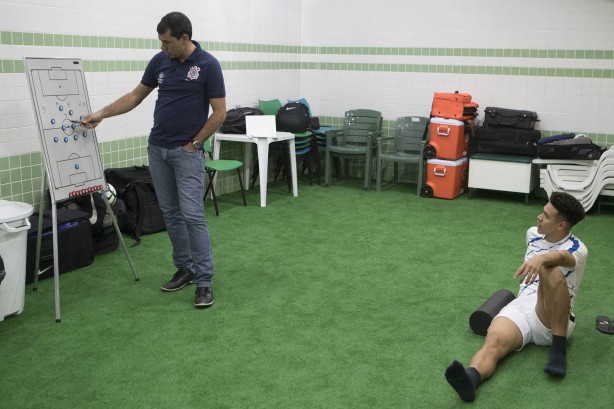 Carille passa instruções táticas para Marquinhos Gabriel, que vai substituir Jadson, contra o Coxa