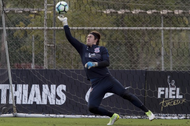 Cássio treinando as defesaças durante treino desta segunda-feira