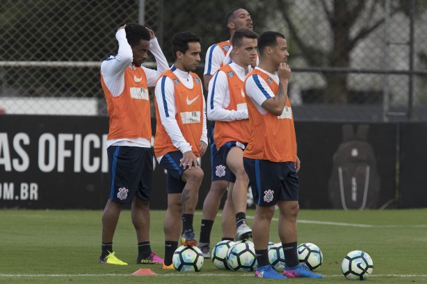 Elenco reunido para treinar nesta segunda, após empate com o Coritiba