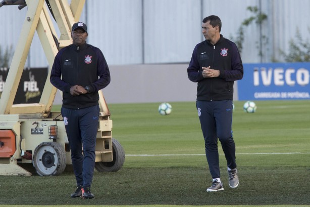 Fabinho e Carille caminham durante treino desta terça-feira no CT Joaquim Grava