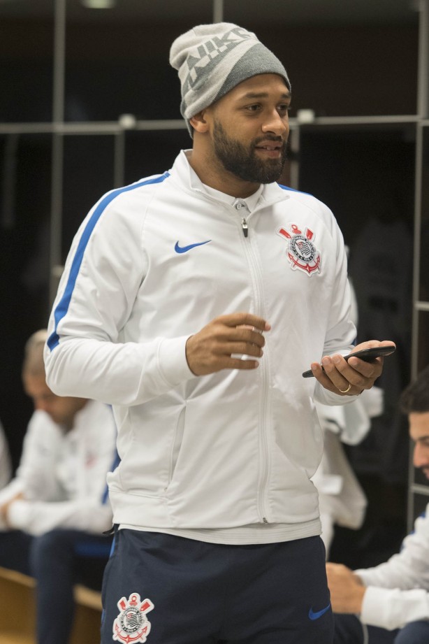 Fellipe Bastos aguarda no vestiário da Arena o jogo contra o Cruzeiro
