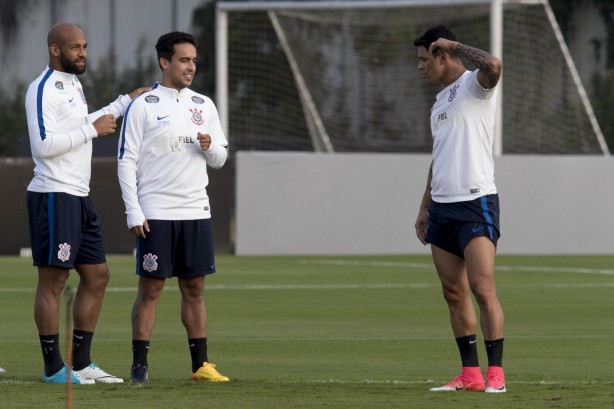 Fellipe Bastos, Jadson e Giovanni Augusto treinaram nesta segunda-feira
